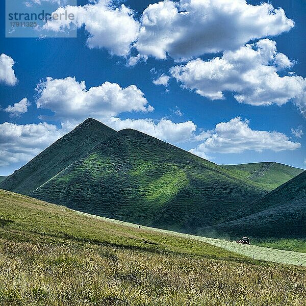 Die Monts Dore. Regionalpark der Vulkane der Auvergne. Der Puy de Monne am Croix-Morand-Pass  Departement Puy de Dome. Auvergne Rhône-Alpes. Frankreich