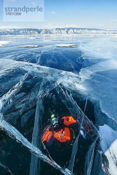Taucher unter dem Eis  Baikalsee  Pribaikalsky-Nationalpark  Provinz Irkutsk  Sibirien  Russland  Europa