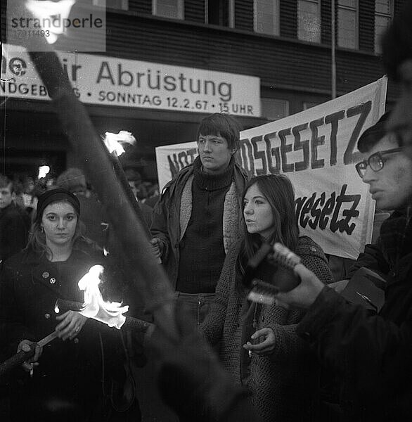 für Abrüstung und gegen Atomwaffen in Deutschland. DEU  hier am 25. 3. 1967 im Ruhrgebiet  Ruhrgebiet: Der Ostermarsch Ruhr 1967  Deutschland  DEU  Europa