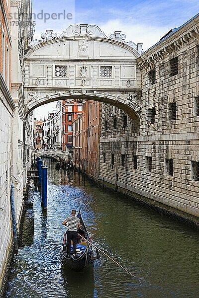 Gondel unter der Seufzerbrücke  Ponte dei Sospiri  Venedig  Venetien  Italien  Europa
