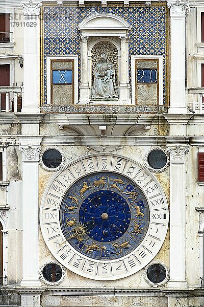 Astronomische Uhr  Uhrturm Torre dell 'Orologio  Markusplatz  Venedig  Region Venetien  Italien  Europa