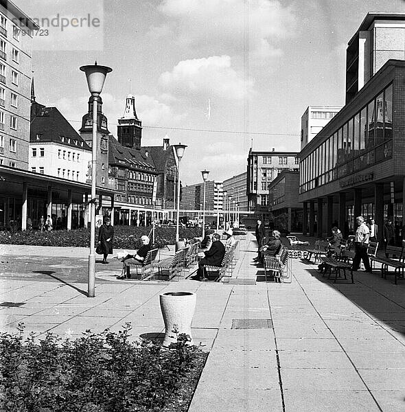 Szenen in Leipzig des Jahres 1974  hier am 9. 4. 1974 im Alltag der DDR  DDR  Deutschland  Europa