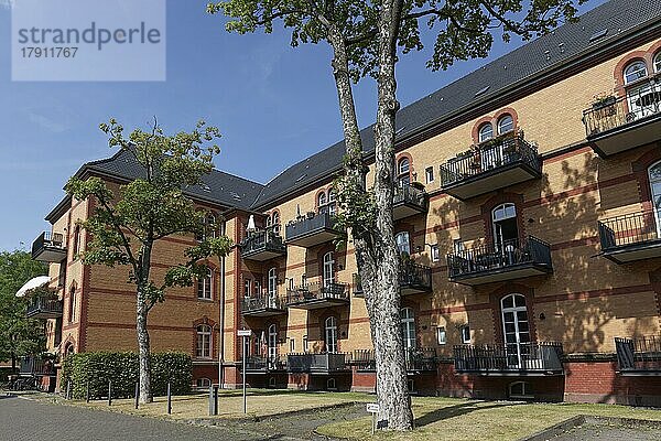 Wohnanlage  Mietwohnungen mit Balkon in saniertem Backsteinbau  ehemalige Reuterkaserne  Düsseldorf  Nordrhein-Westfalen  Deutschland  Europa