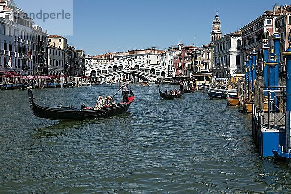 Venezianische Gondel mit Touristen im Kanal  Rialtobrücke  Venedig  Venetien  Italien  Europa