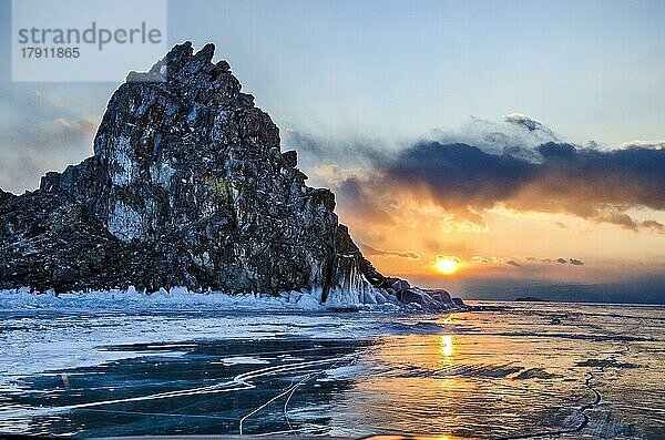 Sonnenuntergang am Schamanenfelsen  Baikalsee  Insel Olchon  Pribaikalsky-Nationalpark  Provinz Irkutsk  Sibirien  Russland  Europa