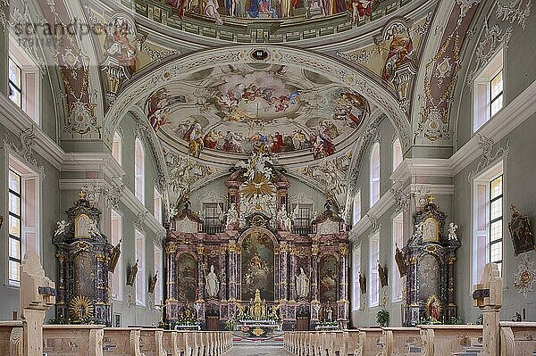 Langhaus  Altar  Deckengemälde  Innenaufnahme  Katholische Pfarrkirche St. Georg  Neustift  Stubaital  Tirol  Österreich  Europa