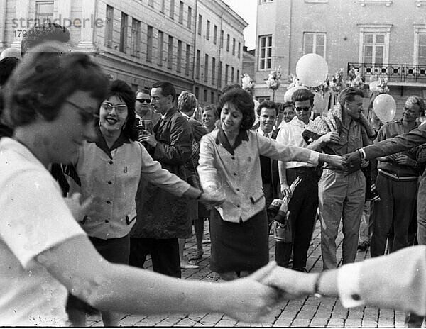 SSSR  Sowjetunion  Moskau: Die traditionellen Weltjugendfestspiele von kommunistischen WBDJ organisiert  hier in Moskau 1957  in Wien 1959 und in Helsinki 1961  sind ein weltweites Jugendtreffen mit Darbietungen in Kultur  Gesang  Tanz  Folklore  Sport und Diskussionen entstanden nach dem Schrecken des 2. Weltkrieges