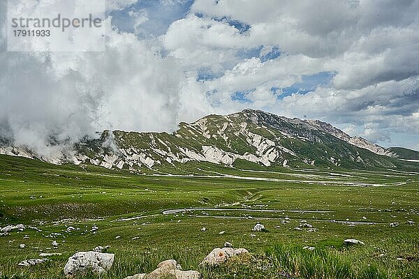 Gebirgslandschaft des Campo Imperatore  Gran Sasso  Nationalpark Gran Sasso und Monti della Laga  Abruzzen  Apennin  Provinz L?Aquila  Italien  Europa