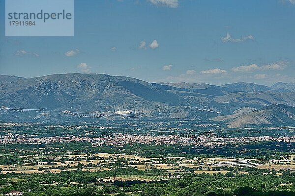 Blick von dem Gebirge des Nationalpark Majella  vorne die Ebene von Sulmona und die Stadt Sulmona  hinten der Nationalpark Abruzzen Latium und Molise  Abruzzen  Italien  Europa