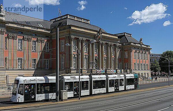 Straßenbahn vor dem Potsdamer Landtagsgebäude  Potsdam  Brandenburg  Deutschland  Europa