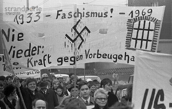 Der Ostermarsch 1969  hier in Essen am 5. 4. 1969  mit den zentralen Forderungen nach Frieden in Vietnam und Entmachtung der Militaerjunta in Griechenland  Deutschland  Europa