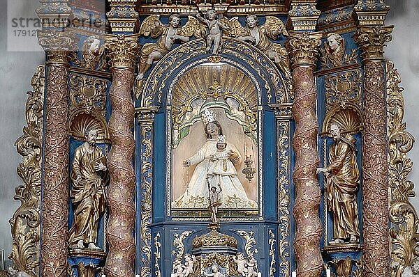 Madonnenfigur  Altar der Muttergottes des Rosenkranzes  Seitenaltar  Kirche Basilica Parrocchiale SS. Filippo e Giacomo  Cortina d'Ampezzo  Provinz Belluno  Venetien  Südtirol  Italien  Europa