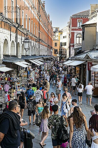 Massen von Menschen  Touristen in den Straßen von Venedig  Venetien  Italien  Europa