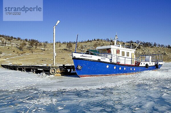 Vom Eis festgefahrenes Boot  Baikalsee  Insel Olchon  Pribaikalsky-Nationalpark  Provinz Irkutsk  Sibirien  Russland  Europa