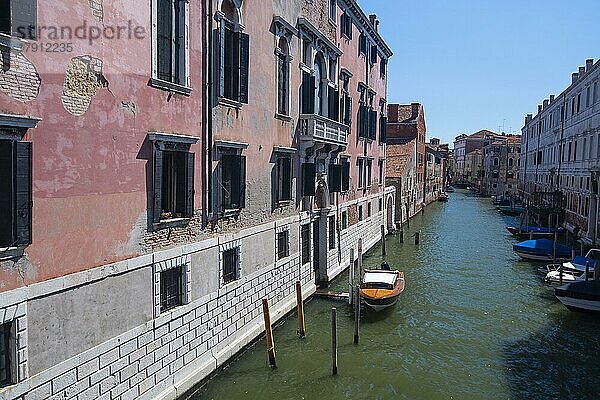 Idyllische Kanäle mit Booten  zwischen Wohnhäusern  Venedig  Veneto  Italien  Europa
