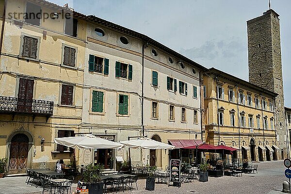Piazza Venanzio Gabriotti  Straßencafes und Restaurants  hinten der Torre Civica  der Stadtturm  Città di Castello  Umbrien  Italien  Europa