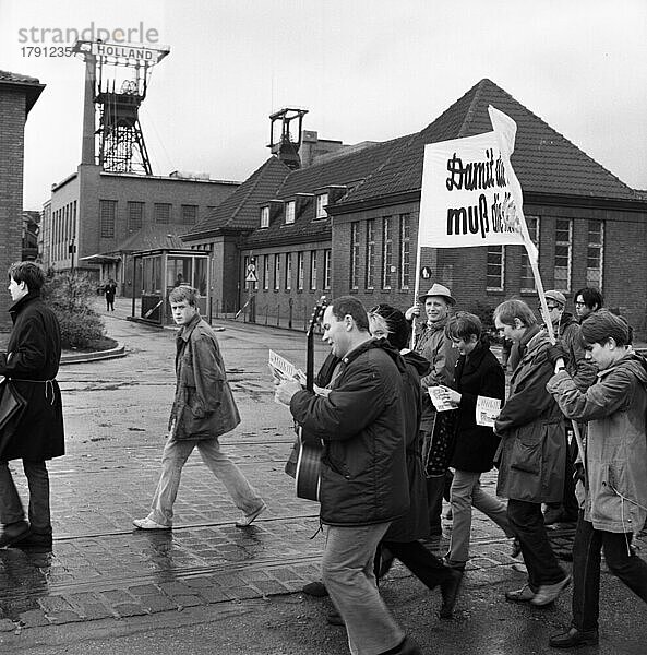 für Abrüstung und gegen Atomwaffen in Deutschland. DEU  hier am 25. 3. 1967 im Ruhrgebiet  Ruhrgebiet: Der Ostermarsch Ruhr 1967  Deutschland  DEU  Europa