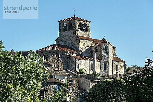 Die Kirche Saint-Laurent dAuzon ist eine ehemalige benediktinische Stiftskirche mit romanischer Architektur und Einflüssen aus dem Languedoc  die auf dem Höhepunkt der romanischen Kunst in der Auvergne errichtet wurde. Departement Haute Loire. Auvergne Rhône-Alpes. Frankreich