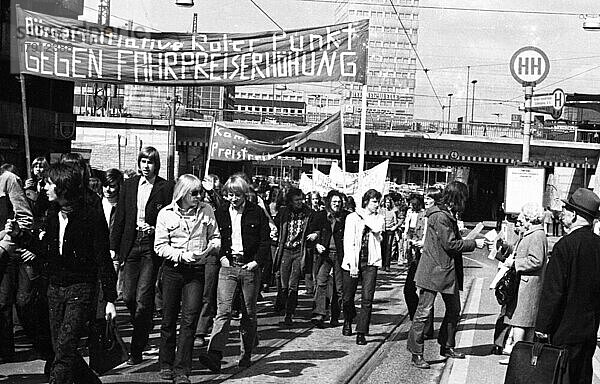 Gefuehrt von Schülern und Studenten begleitet und beobachtet von der Polizei waren die Rote-Punkt-Aktionen am 31. 3. 1973 in Bochum ein Kampf gegen erhoehte Fahrpreise  Deutschland  Europa