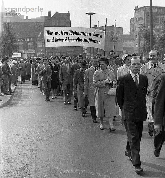 Der traditionelle Umzug zum 1. Mai 1958 des DGB. hier in Hannover  schloss sich auch den Forderungen der Vorlaeuferin der Friedensbewegung Kampf dem Atomtod an  Deutschland  Europa