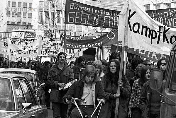 Gefuehrt von Schülern und Studenten begleitet und beobachtet von der Polizei waren die Rote-Punkt-Aktionen am 31. 3. 1973 in Bochum ein Kampf gegen erhoehte Fahrpreise  Deutschland  Europa
