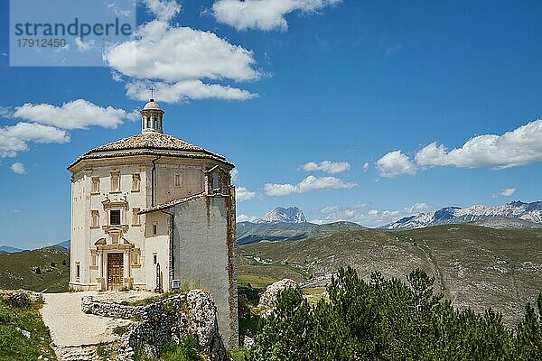 Kirche Santa Maria della Pietà  Chiesa di Santa Maria della Pieta  Gebirgslandschaft des Gran Sasso  nahe dem Ort Calascio  Gebirge Gran Sasso  Nationalpark Gran Sasso und Monti della Laga  Abruzzen  Apennin  Provinz L?Aquila  Italien  Europa