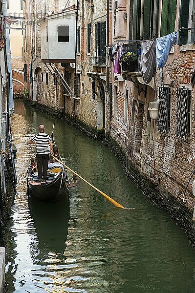 Venezianische Gondel mit Touristen im Kanal  Brücke mit Spiegelung im Kanal  Venedig  Venetien  Italien  Europa