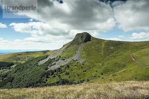 Die Banne dOrdanche vulkanischen Ursprungs gipfelt in einer Höhe von 1512 m. Sie überragt La Bourboule. Regionaler Naturpark Vulkane der Auvergne. Departement Puy de Dome. Auvergne Rhône-Alpes. Frankreich