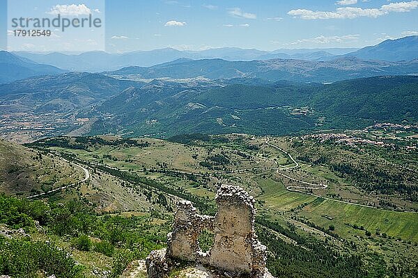 Blick von der Burgruine Rocca Calascio auf die Gebirgslandschaft  nahe dem Bergdorf Calascio  Nationalpark Gran Sasso und Monti della Laga  im Gebirge Gran Sasso  Abruzzen  Apennin  Provinz L?Aquila  Italien  Europa