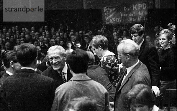 Ruhrgebiet: Mit einer Kundgebung (wahrscheinlich in Duisburg) begingen Kommunisten im Ruhrgebiet die Rueckkehr ihres legendaeren KPD-Fuehrers Max Reimann aus seinem selbstgewaehlten Exils in der DDR im Jahre 1968. Deutschland  DEU