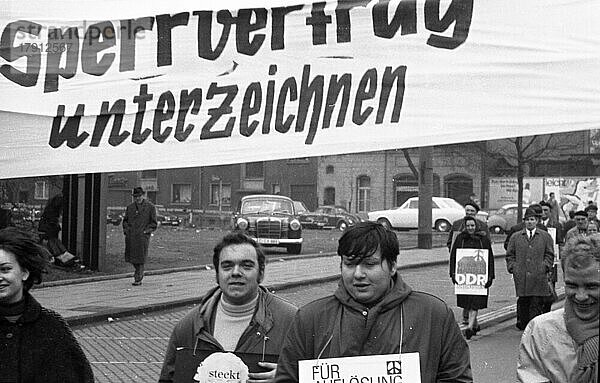 Der Ostermarsch 1969  hier in Essen am 5. 4. 1969  mit den zentralen Forderungen nach Frieden in Vietnam und Entmachtung der Militaerjunta in Griechenland  Deutschland  Europa