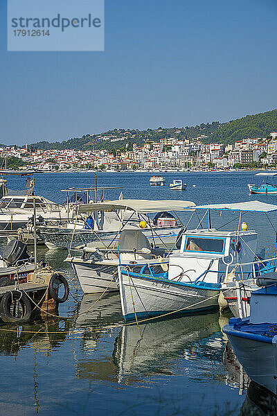 Blick auf Boote und Skiathos Stadt  Insel Skiathos  Sporaden  Griechische Inseln  Griechenland  Europa
