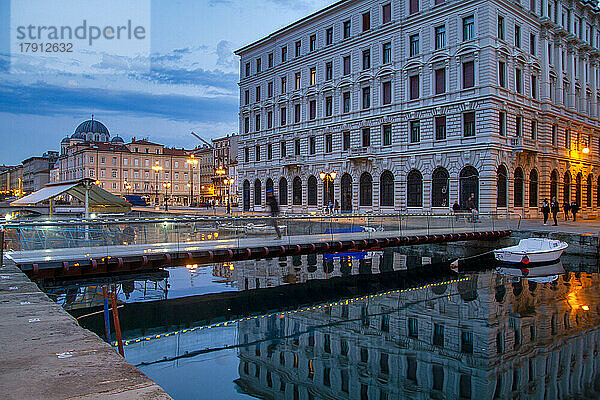 Blaue Stunde am Borgo Teresiano  Triest  Friaul-Julisch-Venetien  Italien  Europa