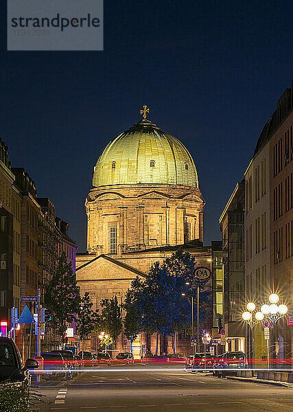 Beleuchtete Kuppel der Kirche St. Elisabeth bei Nacht  Nürnberg  Bayern  Deutschland  Europa