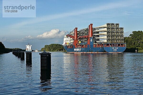 Frachtschiff mit Windkraftanlagen im Nord-Ostsee-Kanal  Schleswig-Holstein  Deutschland  Europa