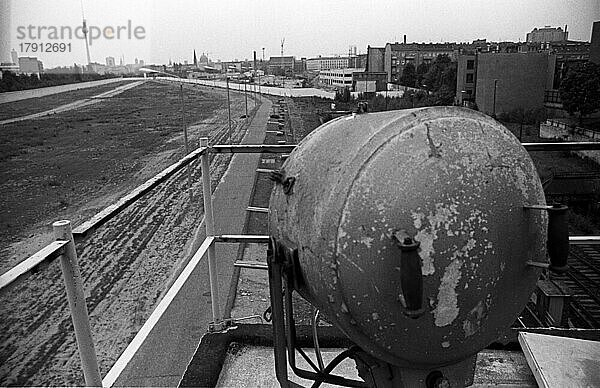 DDR  Berlin  07. 06. 1990  Grenzschutzanlagen an der Liesenbrücke  auf einem Wachturm  Blick Richtung Süden (Scheinwerfer)  zwischen den Mauern  © Rolf Zoellner
