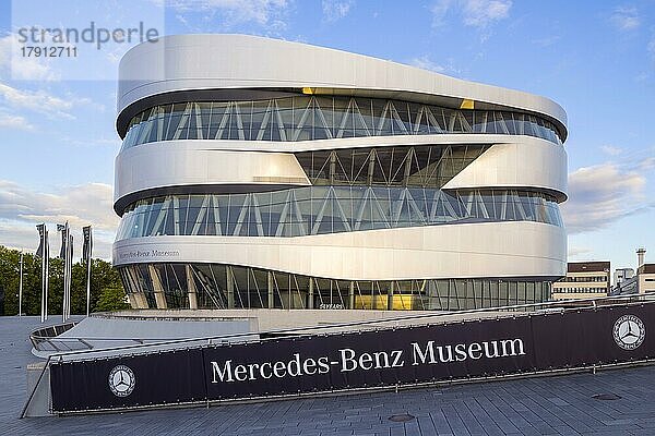 Mercedes-Benz Museum  blaue Stunde  Stuttgart  Baden-Württemberg