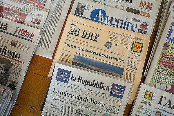 Italienische Zeitungen werden an einem Kiosk in Südtirol verkauft. Meran  Italien  Europa