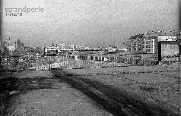 DDR  Berlin  04. 02. 1990  Behmstraßenbrücke  Blick Richtung Bösebrücke (Bornholmer Straße)  © Rolf Zoellner