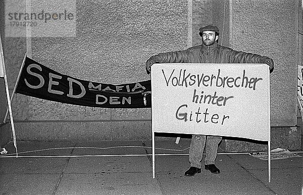 DDR  Berlin  03. 12. 1989  Volksverbrecher hinter Gitter  Protest gegen das SED Regime vor dem ZK der SED Gebäude  drinnen tagt das ZK der SED