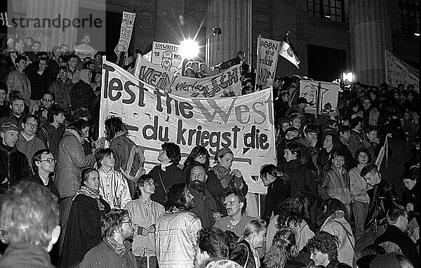 DDR  Berlin  18. 12. 1989  Demo gegen Wiedervereinigung auf dem Platz der Akademie (heute Gendarmenmarkt) vor dem Französischen Dom