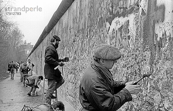 DDR  Berlin  11. 01. 1990  Mauerspecht  Mauer am Brandenburger Tor