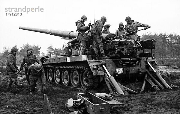 Uebungsschießen der Bundeswehr am 27. 11. 1975 in Soltau-Weizendorf  Deutschland  Europa