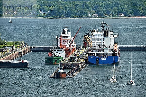 Schiffe fahren zur Schleusenanlage Kiel-Hiltenau am Nord-Ostsee-Kanal  Schleswig-Holstein  Deutschland  Europa