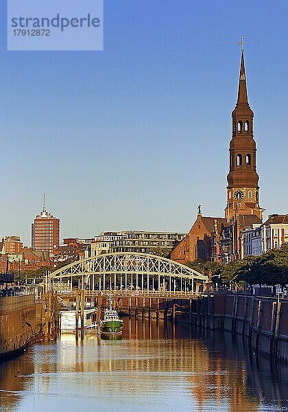 Zollkanal mit dem Schiff des Zollmuseums der Kornhausbrücke und der Hauptkirche St. Katharinen am frühen Morgen  Hamburg  Deutschland  Europa
