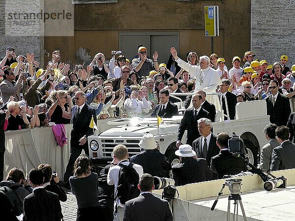 Papst Benedikt XVI. Joseph Ratzinger zwischen Menschenmassen im Papamobil  1. Audienz am 27. 04. 2005  Dom St. Peter  Petersdom  Piazza San Pietro  Petersplatz  Vatikan  Rom  Latium  Italien  Europa