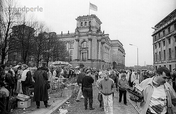 DDR  Berlin  10. 03. 1990  Reichstag  ehem. Verlauf der Mauer