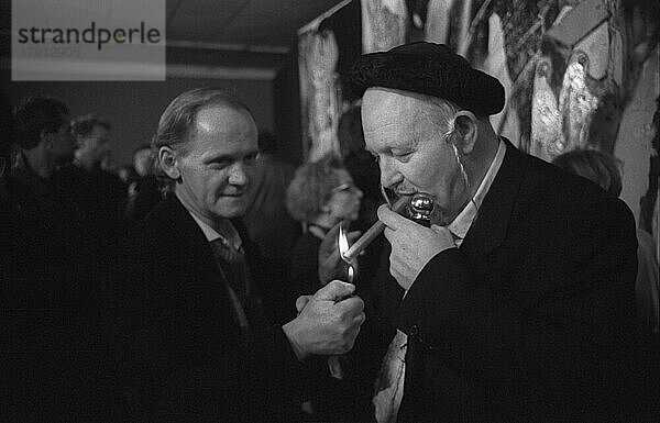 DDR  Berlin  05. 03. 1990  Ausstellungseröffnung Wolf Vostell  Galerie an der Weidendammbrücke  Wolf Vostell (rechts) und der Pankower Künstler Robert Rehfeldt