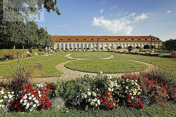 Vorne Blumenrabatte  dahinter Markgräflicher Hofgarten Ansbach mit Orangerie  erbaut 1726-1744  Barock  Park  Garten  Schlossgarten  Ansbach  Mittelfranken  Franken  Bayern  Deutschland  Europa