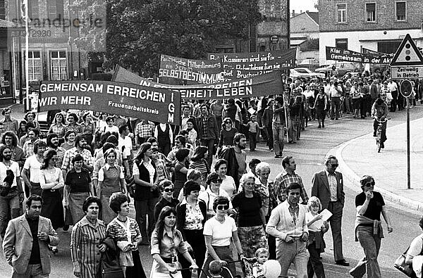 ca. 6000 Arbeiter und Angestellte und deren Familien von Siemens demonstrierten fuer die Erhaltung ihrer Arbeitsplaetze am 26. 09. 1976 in Bruchsal  Deutschland  Europa